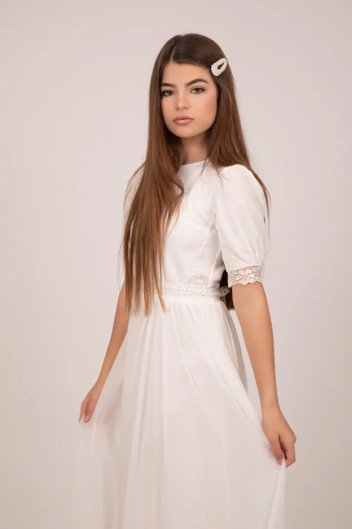 שמלה לבנה עם שרוול תפוח מתאימה לילדה דתיה שחוגגת בת מצווה