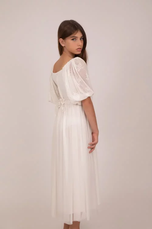 שמלה צנועה לבנה וארוכה לבת מצווה מתאימה למגזר הדתי