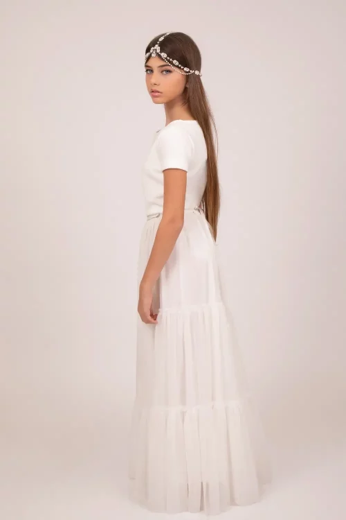 שמלה לבנה בעיצוב שלי שכטר בקו צנוע