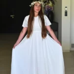 שמלה צנועה בצבע לבן לבת מצווה