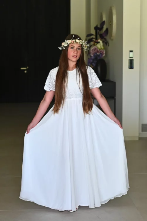 שמלה צנועה בצבע לבן לבת מצווה