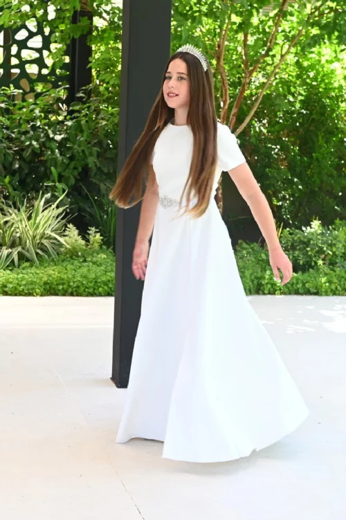 שמלה צנועה בצבע לבן עם שסע לבת מצווה